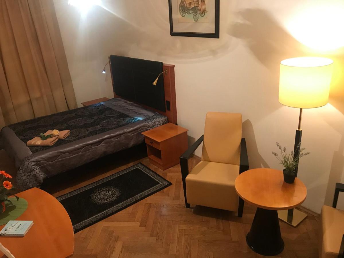 All Seasons Hostel Praag Buitenkant foto