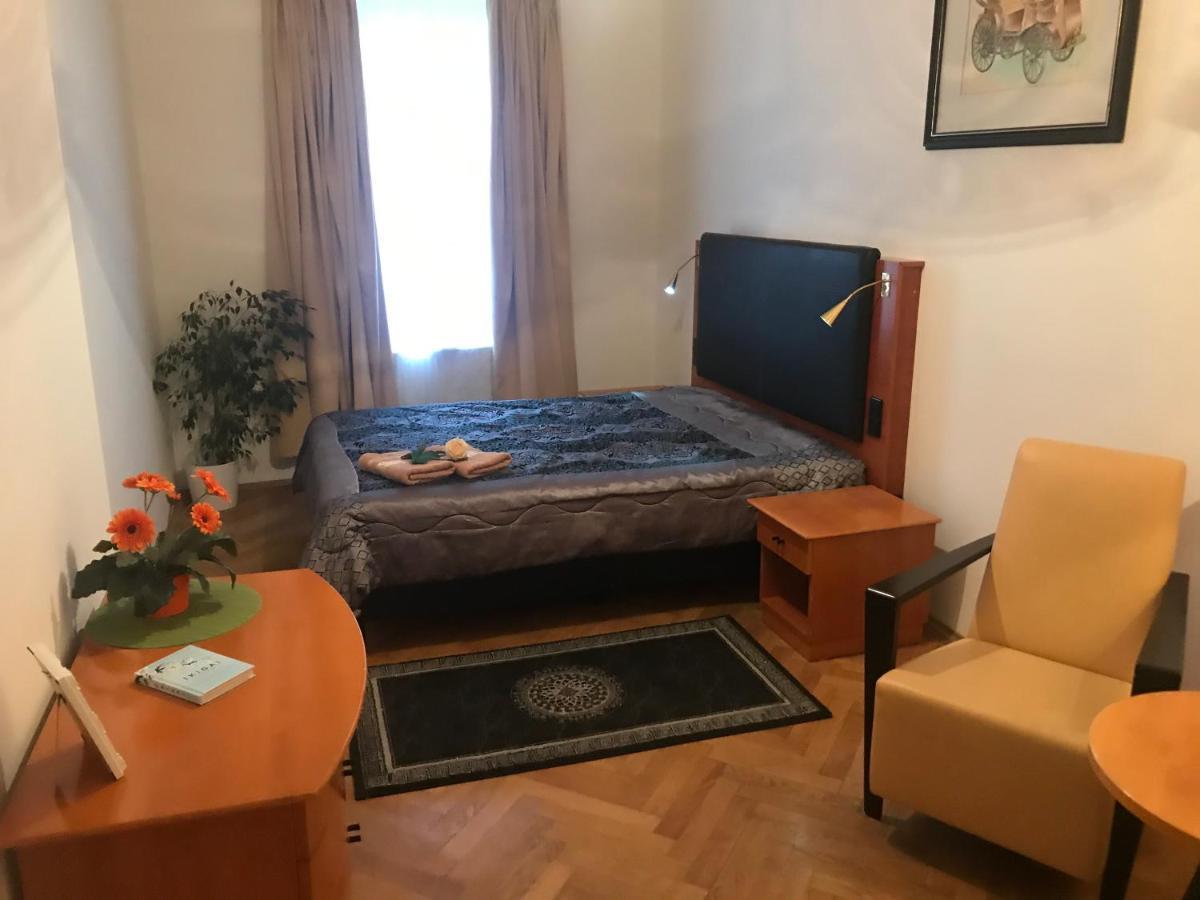 All Seasons Hostel Praag Buitenkant foto