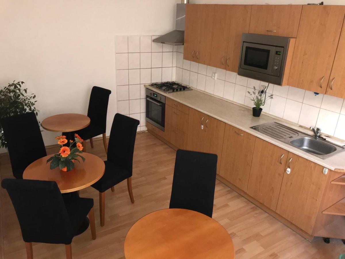 All Seasons Hostel Praag Buitenkant foto
